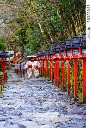 京都　雨の貴船神社参道 58305348