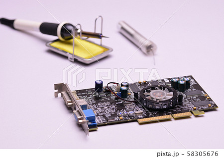 コンピューターの基板とはんだハンダごて コンピューターの基板とはんだハンダごて 58305676
