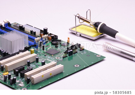 コンピューターの基板とはんだハンダごて コンピューターの基板とはんだハンダごて 58305685