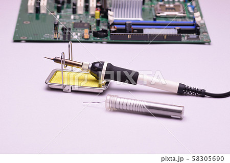 ハンダごてとコンピューターの基板 ハンダごてとコンピューターの基板 58305690