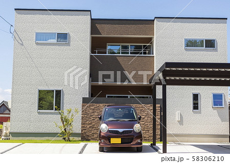 ガレージのある白い家＿二世帯住宅 58306210