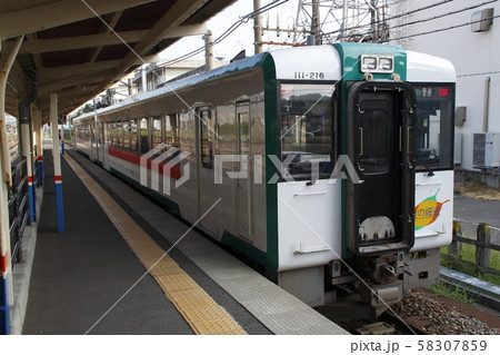 酒田駅に停車中の陸羽西線キハ110 58307859
