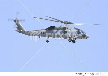 快晴の青空を飛行中の災害派遣でも活躍する米海軍の空母艦載機SH-60Fオーシャンホーク対潜哨戒ヘリ 58308928