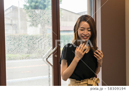 ハンズフリー扇風機を使う若い女性 ハンズフリー扇風機を使う若い女性 58309194