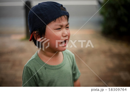 泣く男の子 泣く男の子 58309764