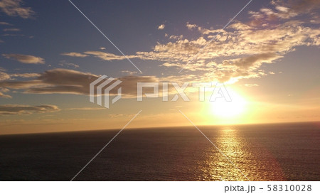 夕暮れ時の太陽 夕暮れ時の太陽 58310028