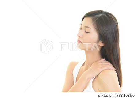 肩こりに悩む女性 肩こりに悩む女性 58310390