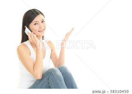 スマートフォンで通話中の女性 58310450