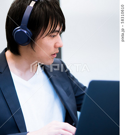 eラーニングを受講する20代男性 eラーニングを受講する20代男性 58310610
