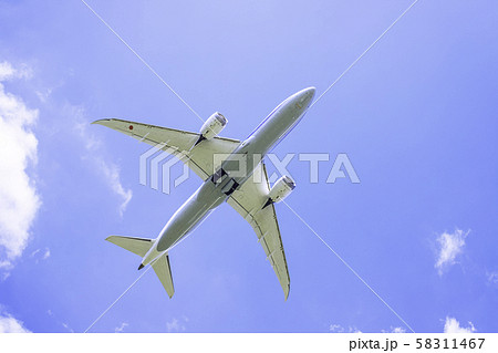 離陸する飛行機  ボーイング787 58311467