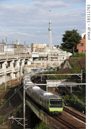 田端付近を行く山手線E235系 58311763