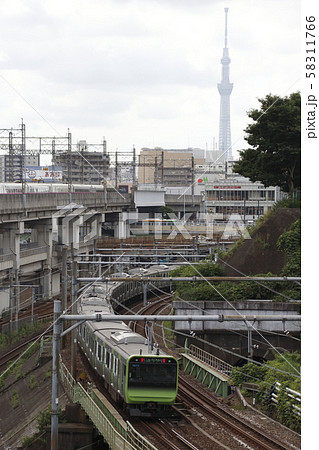 田端付近を行く山手線E235系 58311766