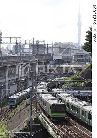 田端付近を行く山手線・京浜東北線の電車 58312098
