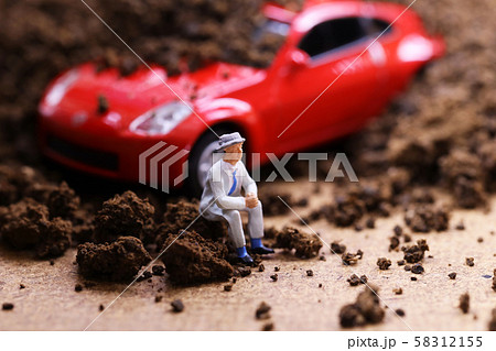 土砂災害に巻き込まれた自動車と救助を待つドライバー 58312155