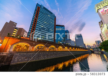 日本の東京都市景観 万世橋からマーチエキュートや神田川を望む（奥は御茶ノ水駅方向） 58313073