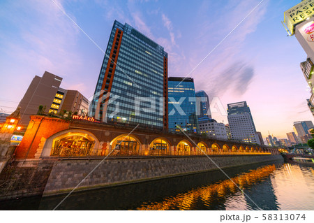 日本の東京都市景観 万世橋からマーチエキュートや神田川を望む（奥は御茶ノ水駅方向） 58313074