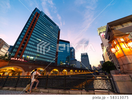 日本の東京都市景観 万世橋からマーチエキュートや神田川を望む（奥は御茶ノ水駅方向） 58313075