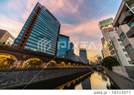 日本の東京都市景観 万世橋からマーチエキュートや神田川を望む（奥は御茶ノ水駅方向） 58313077