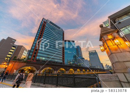 日本の東京都市景観 万世橋からマーチエキュートや神田川を望む（奥は御茶ノ水駅方向） 58313078