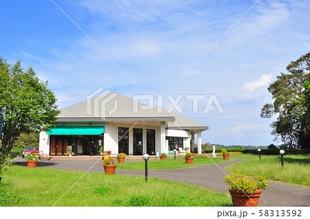 横須賀くりはま花の国のレストランロスマリネスと青空 58313592