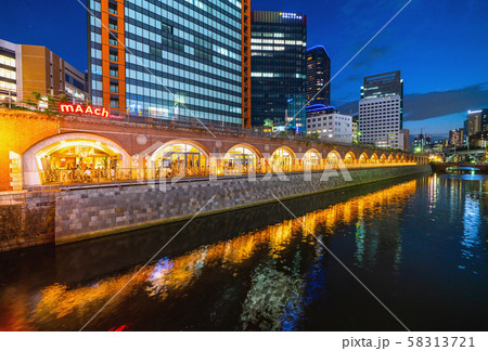日本の東京都市景観 万世橋からマーチエキュートや神田川を望む(奥は御茶ノ水駅方向) 日本の東京都市景観 万世橋からマーチエキュートや神田川を望む(奥は御茶ノ水駅方向) 58313721