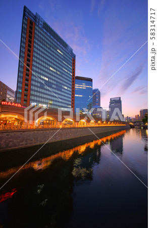 日本の東京都市景観 万世橋からマーチエキュートや神田川を望む(奥は御茶ノ水駅方向) 日本の東京都市景観 万世橋からマーチエキュートや神田川を望む(奥は御茶ノ水駅方向) 58314717