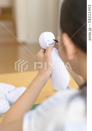 てるてる坊主を作る子ども 58322403