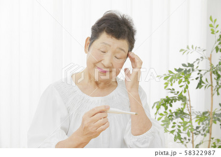 シニア女性　体調不良 58322987