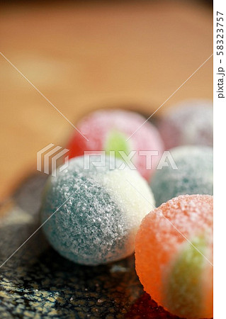 和食器に盛ったカラフルな飴玉 58323757
