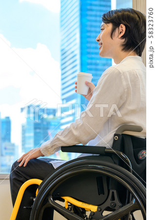 車椅子に乗る男性 58323760