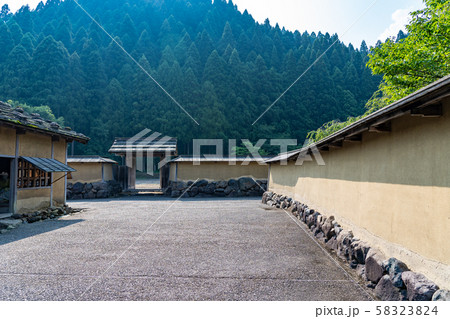 福井県　一乗谷朝倉氏遺跡　町並みと復元建物 58323824