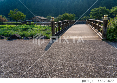 福井県　一乗谷朝倉氏遺跡　一乗谷川にかかる橋　おやかたばし 58323877