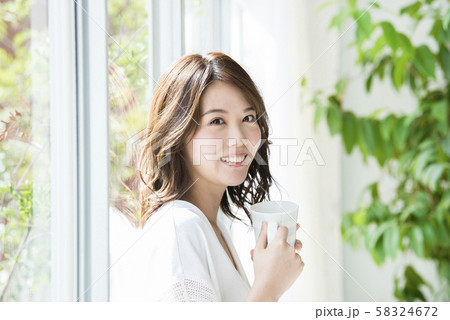 若い女性のポートレート 58324672