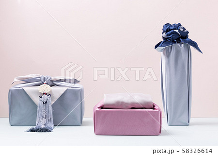Concept of Korean traditional objects, wrapping cloth and refreshments. 100 58326614