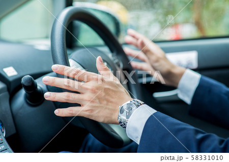 運転するビジネスマン 運転するビジネスマン 58331010
