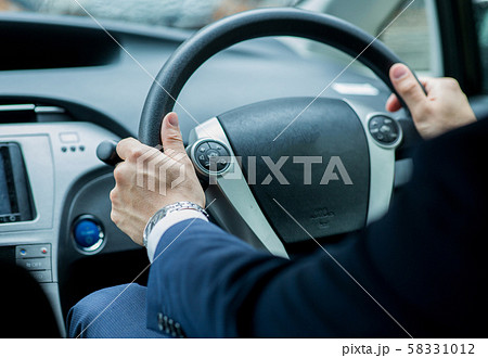 運転するビジネスマン 運転するビジネスマン 58331012