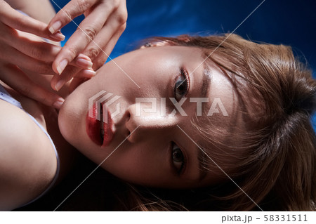 女性　ビューティー　プールサイド 58331511