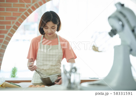 女性 店員 料理 女性 店員 料理 58331591