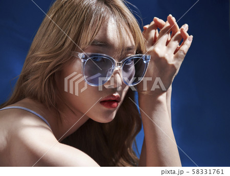 女性　ビューティー　プールサイド 58331761