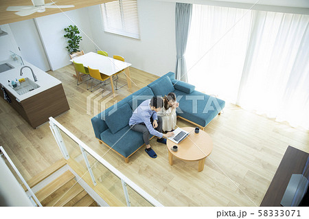 カップル　夫婦　リビング　ノートパソコン 58333071