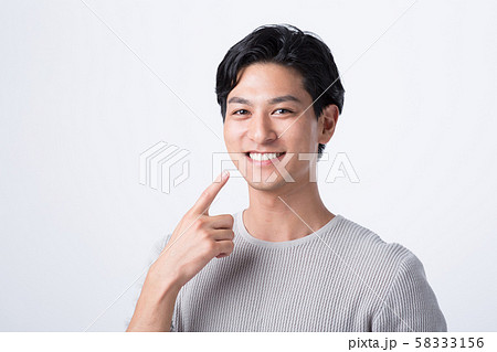 歯並びの良い男性 58333156