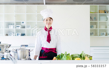 女性調理師 58333357