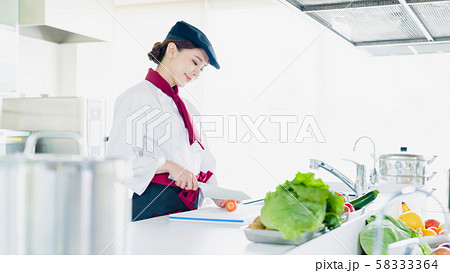 女性調理師 58333364