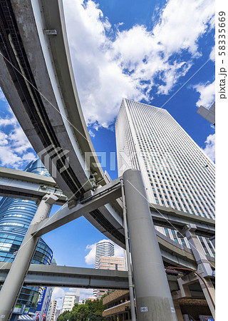 池袋 サンシャイン60のビルディングと高速道路 58335669