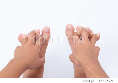 子供の足 58335741