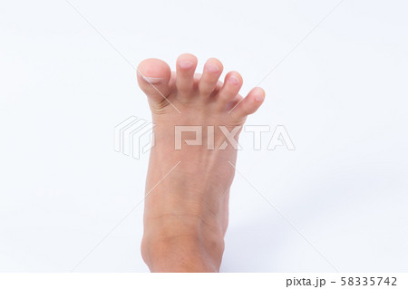子供の足 58335742