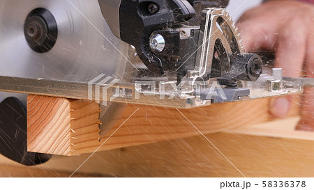 電動のこぎりでの木材の切断 58336378