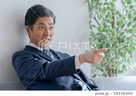指差す上司 58336400