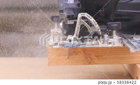 電動のこぎりでの木材の切断 58336422