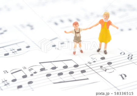 楽譜と子供 58336515